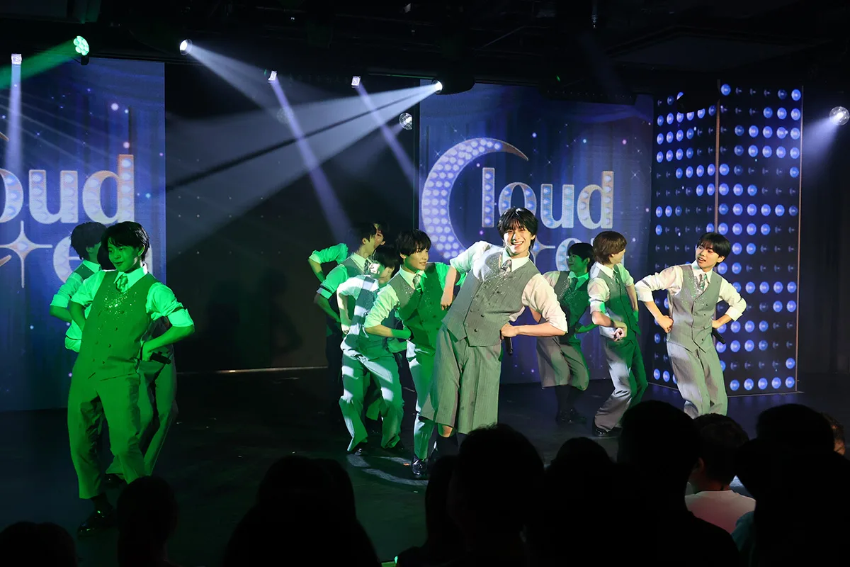 秋元康プロデュース「Cloud ten」劇場開幕　ベテラン記者が目をつけた“スターの原石”3人とは