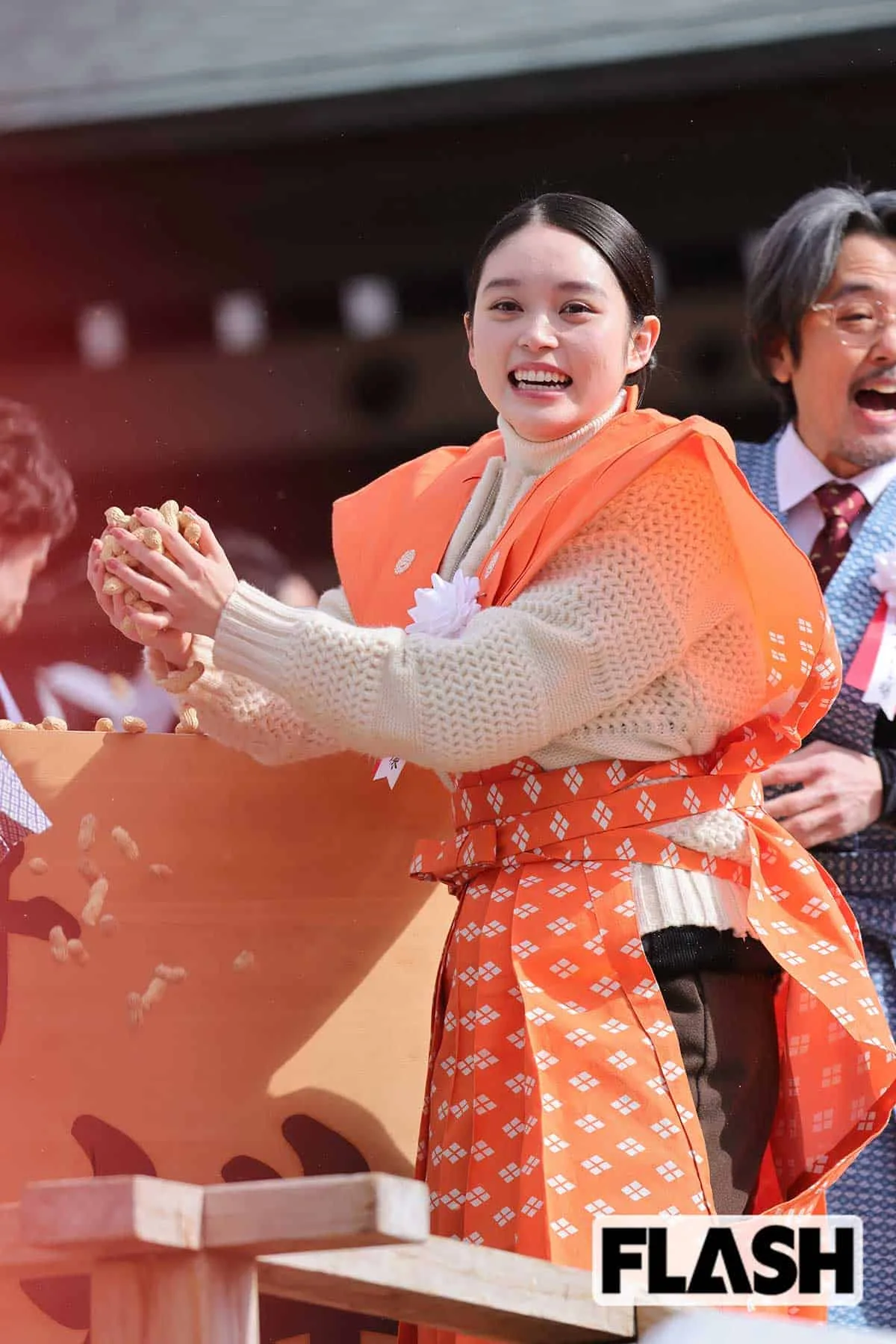 髙石あかり、うだるような暑さの中ド派手レトロ花柄ワンピ!涼しい表情で撮影、オファー殺到の理由