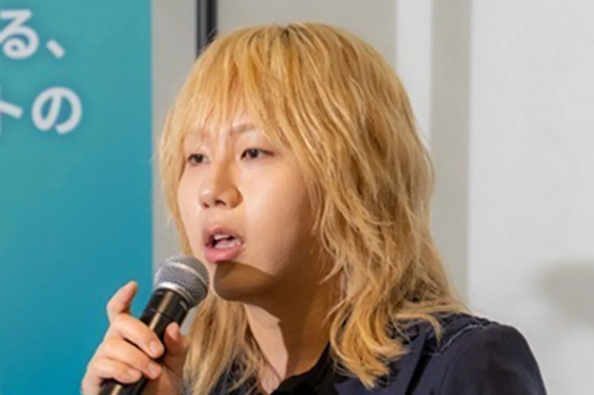 岸谷蘭丸が絶賛「煙も匂いも出ない」新感覚たばこ、仕事の集中力が切れないと話題