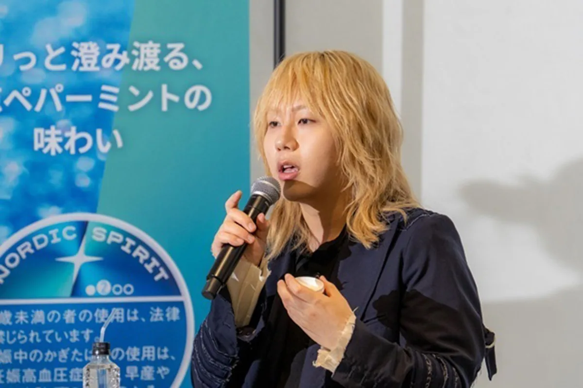 岸谷蘭丸が絶賛「煙も匂いも出ない」新感覚たばこ、仕事の集中力が切れないと話題