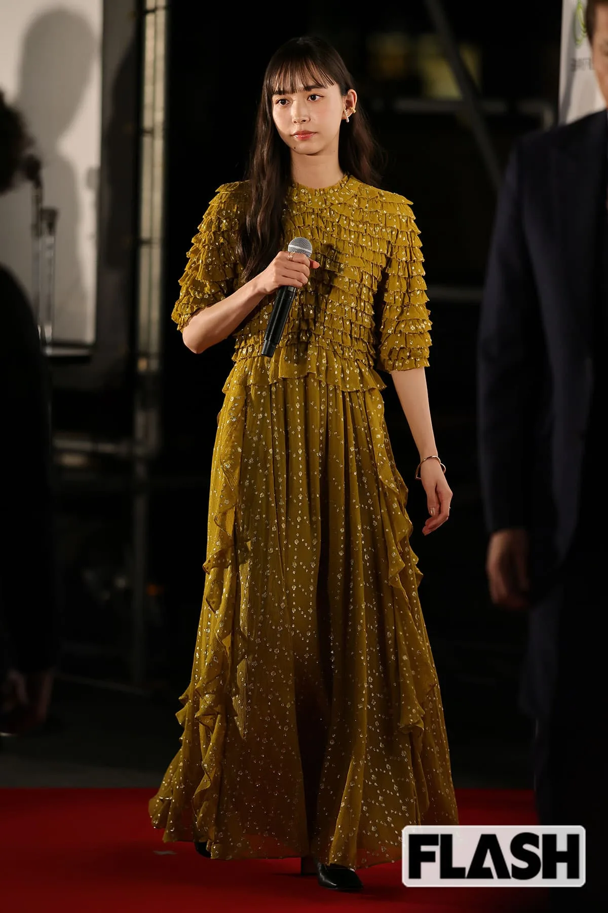 井桁弘恵、銀座で超ミニスカ美脚披露！ファンため息「見惚れてしまう」