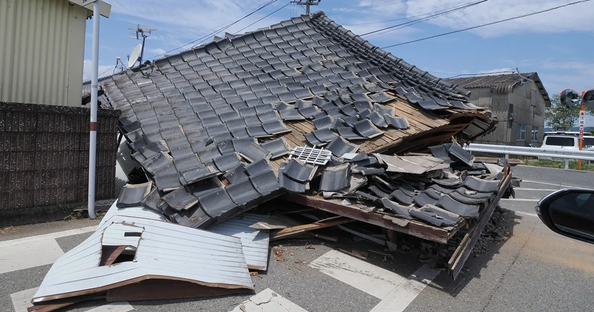 熊本・氷川町で震度7の爪痕 国道3号線に30cmの段差、全壊120棟超 住民「おじいさんが下敷きに」