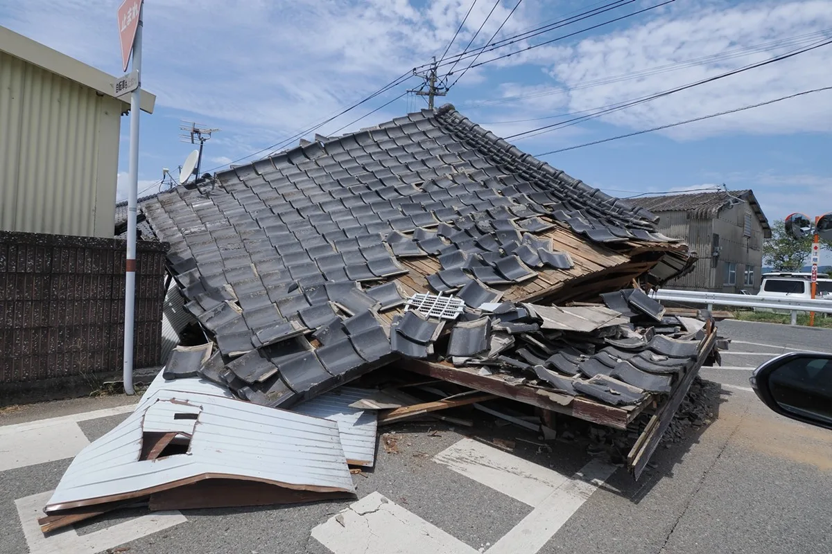 熊本・氷川町で震度7の爪痕 国道3号線に30cmの段差、全壊120棟超 住民「おじいさんが下敷きに」