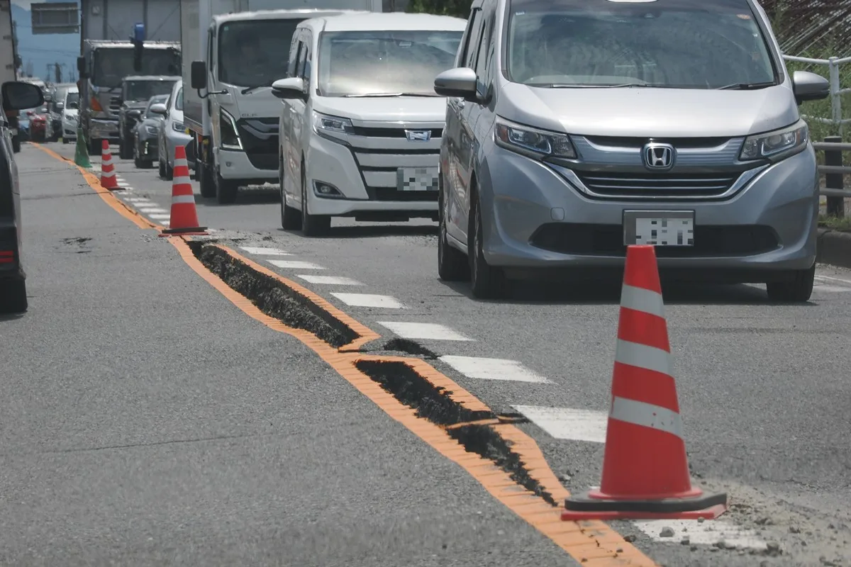 熊本・氷川町で震度7の爪痕 国道3号線に30cmの段差、全壊120棟超 住民「おじいさんが下敷きに」