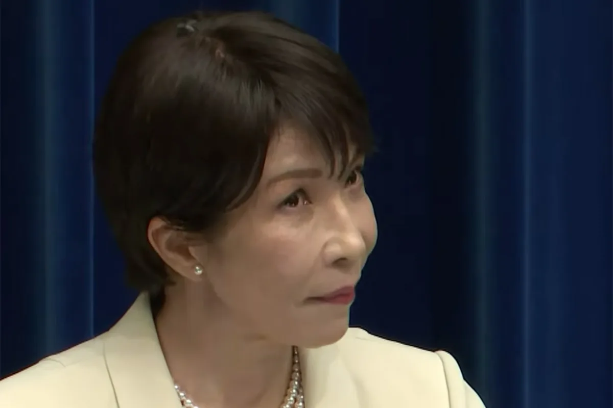 高市首相の会見中、頭にハエがとまったまま1分半…ネット騒然「どこから?」カメラマンも困惑