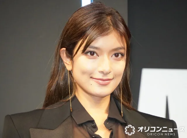 ローラ、彌彦神社で献華披露「本名・佐藤えり」が作品に刻まれる