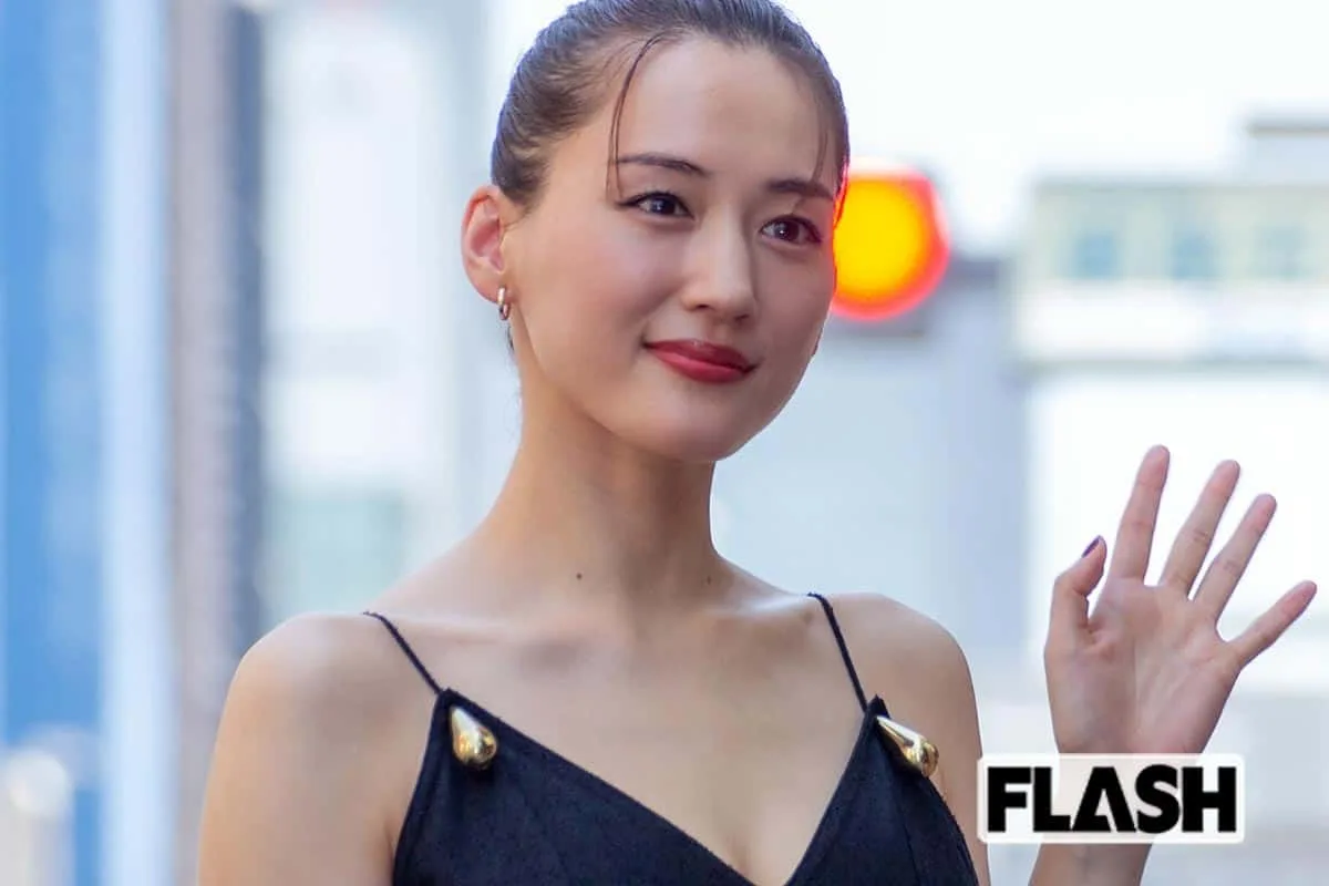 綾瀬はるか、新宿でマスクなし“爽やか白コーデ”買い物姿をキャッチ！女優絶好調＆ジェシーとの行方も