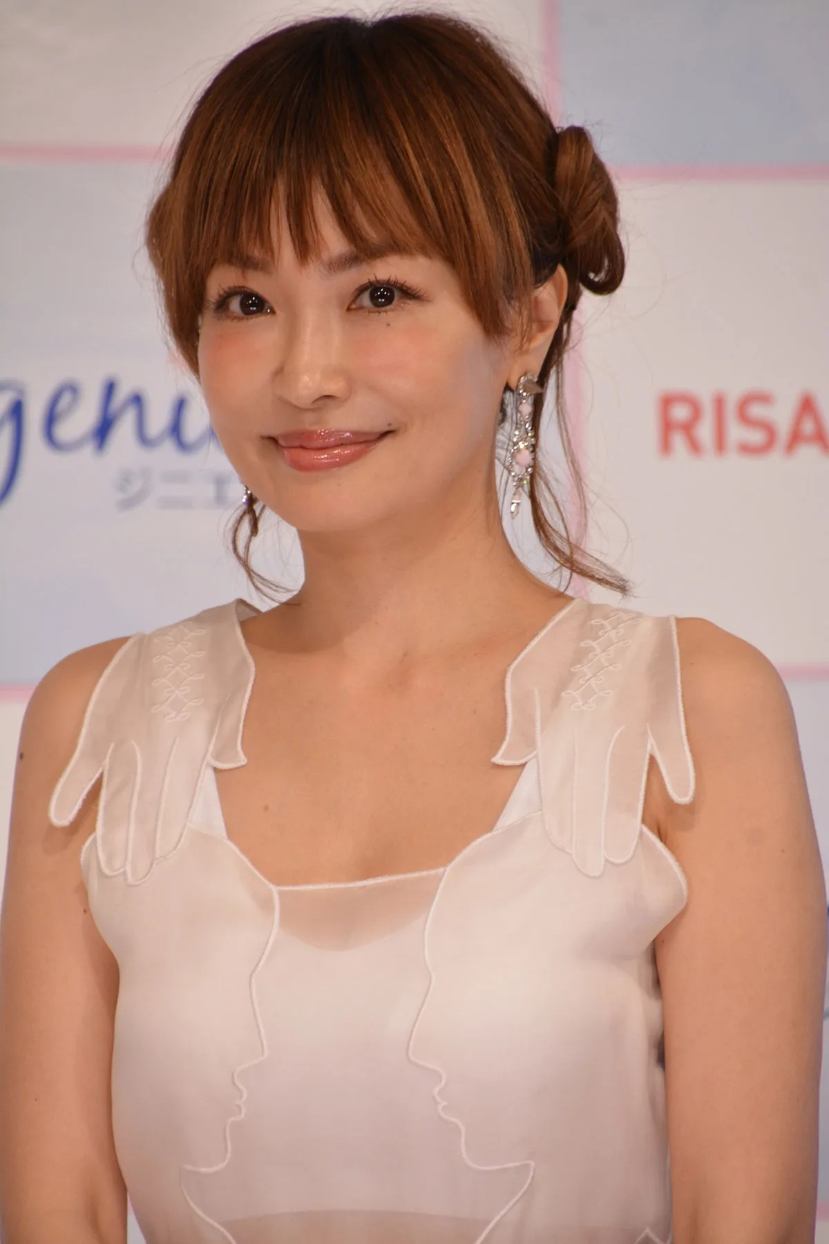 55歳平子理沙、衝撃の“へそ出し”ミニスカ姿が若すぎる！ファン驚嘆も過去の整形疑惑は完全否定