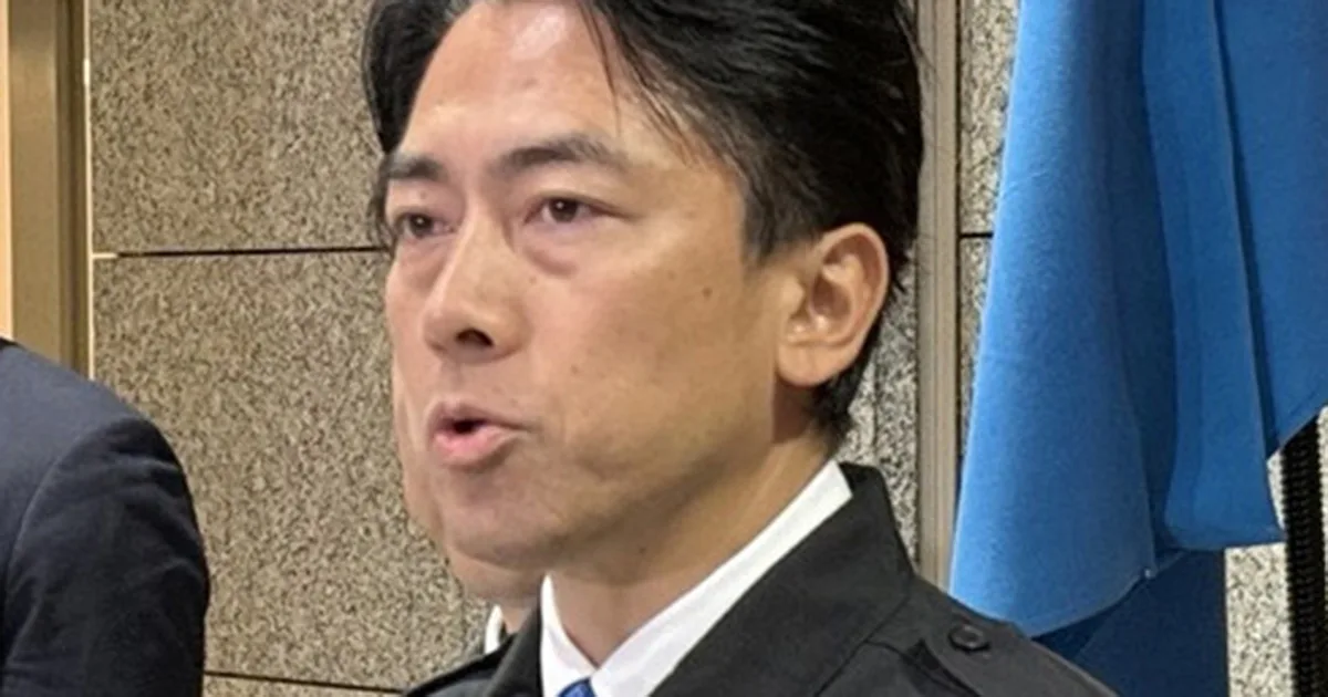 小泉防衛大臣、熊本地震当日に“モデル風”ショット…報道官のSNSに「アングルが変だぞ」とツッコミ殺到