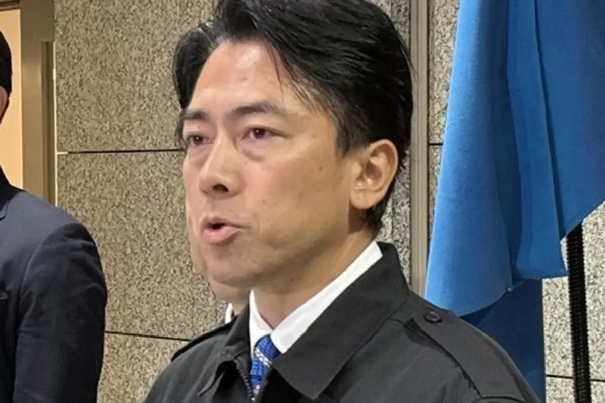 小泉防衛大臣、熊本地震当日に“モデル風”ショット…報道官のSNSに「アングルが変だぞ」とツッコミ殺到