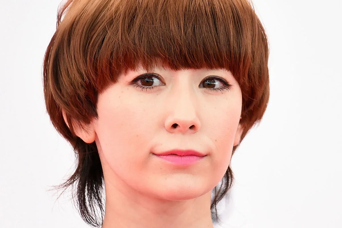 木村カエラ、深緑のショートカットに大変身「びっくり腰」もプロ根性でライブ準備