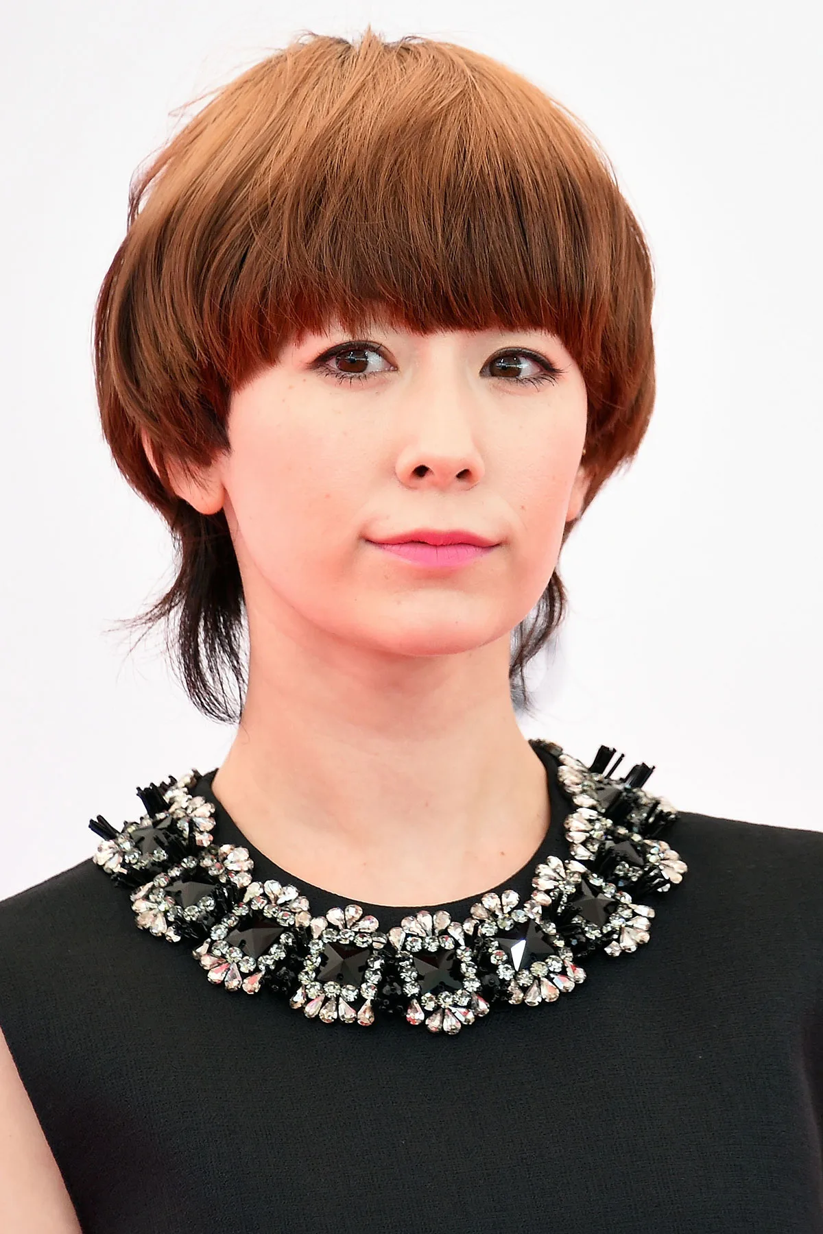 木村カエラ、深緑のショートカットに大変身「びっくり腰」もプロ根性でライブ準備