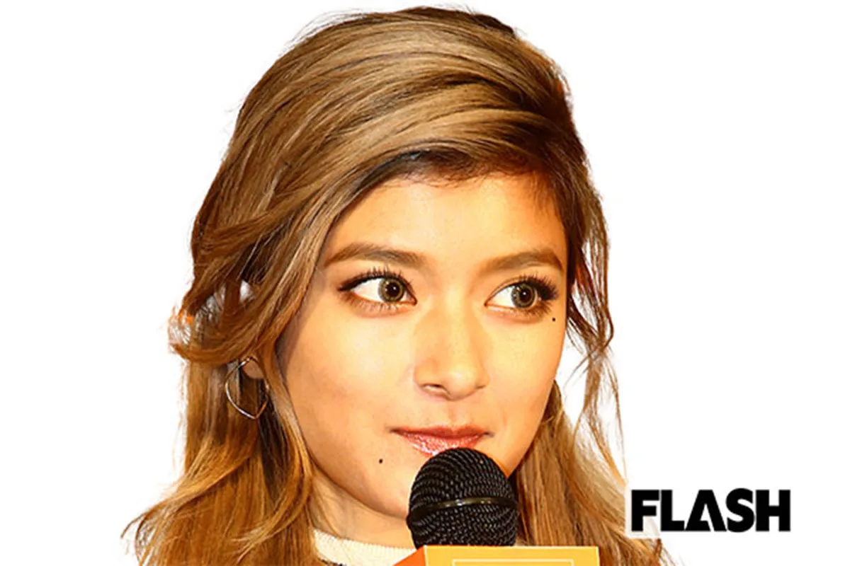 ローラ、お盆の花生け中に“ほぼ全裸”黒ドレスで炎上…「日本の文化を壊さないで」の声