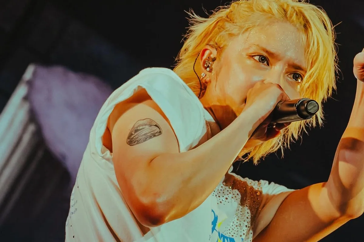 手越祐也、右肩の“唇タトゥー”に刻まれた「HONEYYY」の真意とは？ ファンへの激重愛が話題