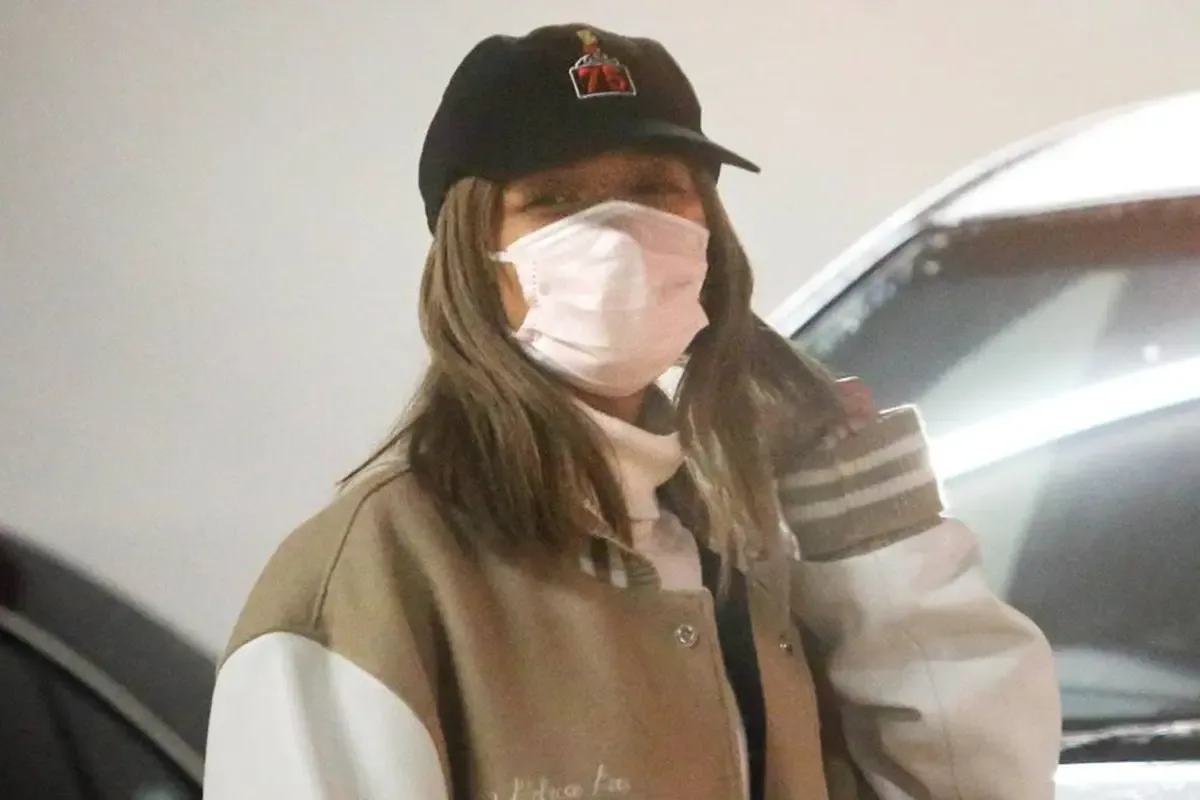 ローラ（36）が“ほぼ下着”姿で華道披露し波紋「お花と露出は合わない」…“ショーパン”田植えも物議