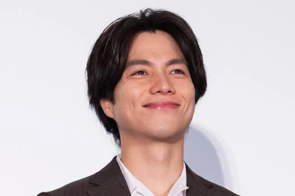 重岡大毅、結婚&第一子発表の直前に“新生児抱き”でエルモを抱っこ?ファン騒然
