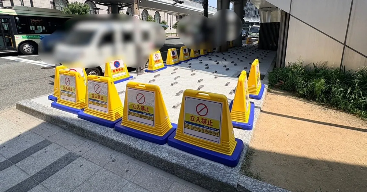 大阪駅前に謎のブロック群「排除アート」騒動、市会議員が説明もネットは大荒れ