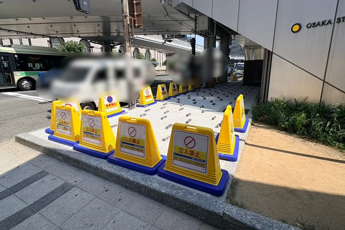 大阪駅前に謎のブロック群「排除アート」騒動、市会議員が説明もネットは大荒れ