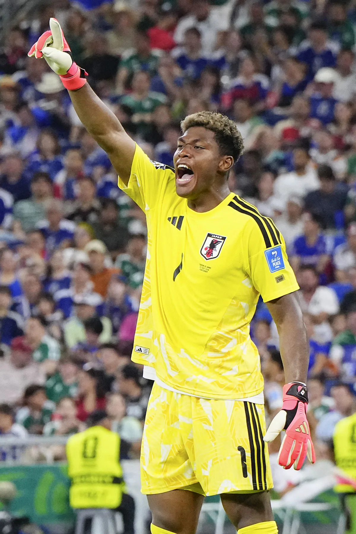 本田も脱帽?W杯で世界が注目した鈴木彩艶にPSGが60億円オファー「2番手なら成長ストップ」危惧の声